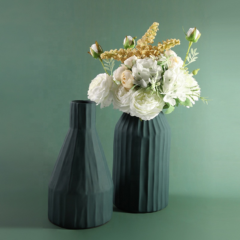Vase Korinthos en céramique au design vintage par Pavao Studio